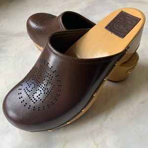 Tory Burch Bryce Leather Clogs Walnut